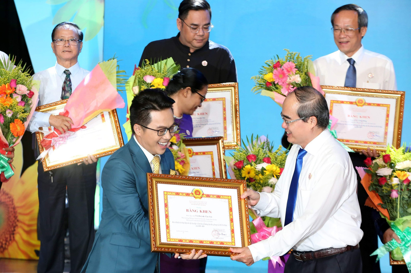 Nam BTV nhận bằng khen do Ban tuyên giáo Thành ủy khen tặng.