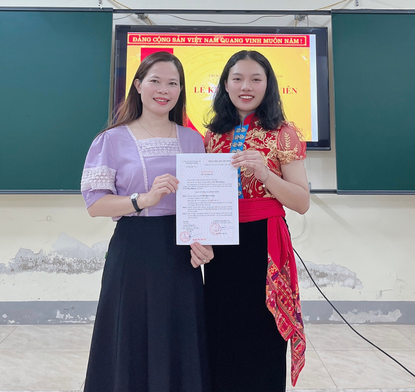 Thảo Phương vinh dự khi được kết nạp Đảng, trở thành Đảng viên trong hàng ngũ Đảng Cộng sản Việt Nam. Thảo Phương vinh dự khi được kết nạp Đảng, trở thành Đảng viên trong hàng ngũ Đảng Cộng sản Việt Nam.