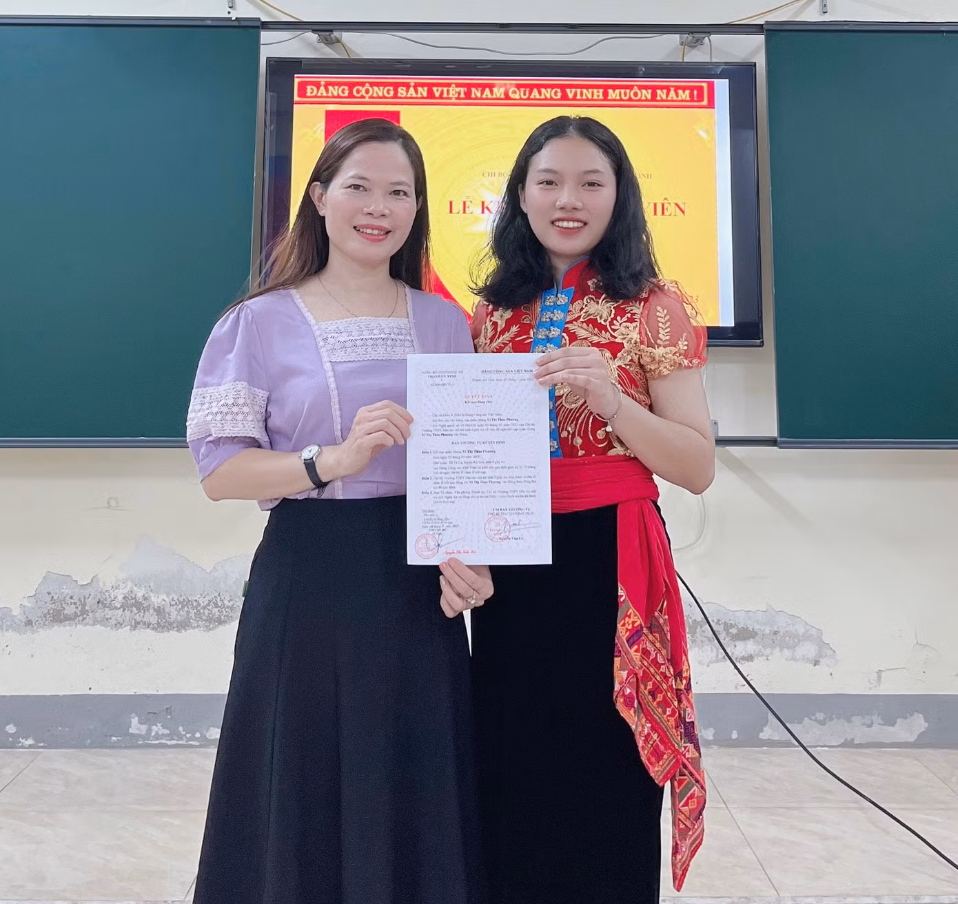 Thảo Phương vinh dự khi được kết nạp Đảng, trở thành Đảng viên trong hàng ngũ Đảng Cộng sản Việt Nam.