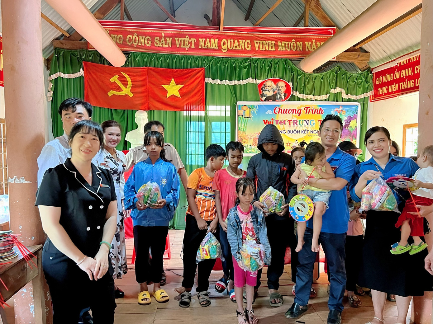 Tổ chức Đêm trung thu và tặng quà cho các em học sinh có hoàn cảnh khó khăn.