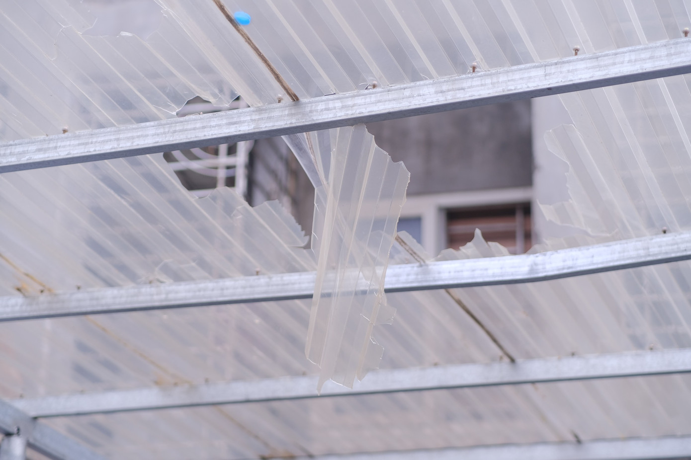 Một nạn nhân nhảy xuống mái lợp trên tầng 5 nhà chị Phượng làm vỡ tấm lợp, rất may nạn nhân chỉ bị xây xước. Ảnh: Lê Vượng