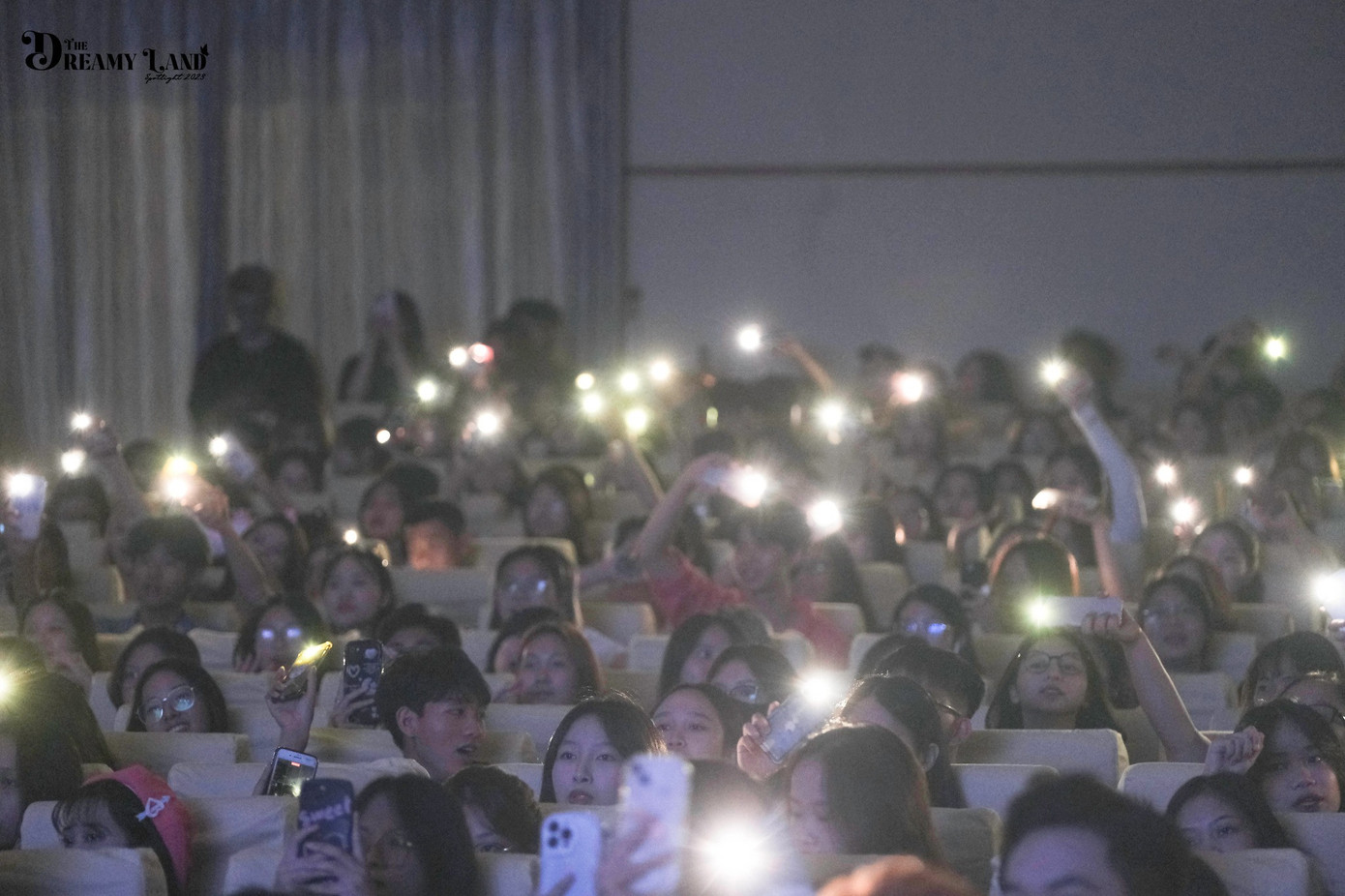 Khoảnh khắc đắm chìm trong bữa tiệc âm nhạc với ánh đèn flash rực sáng.