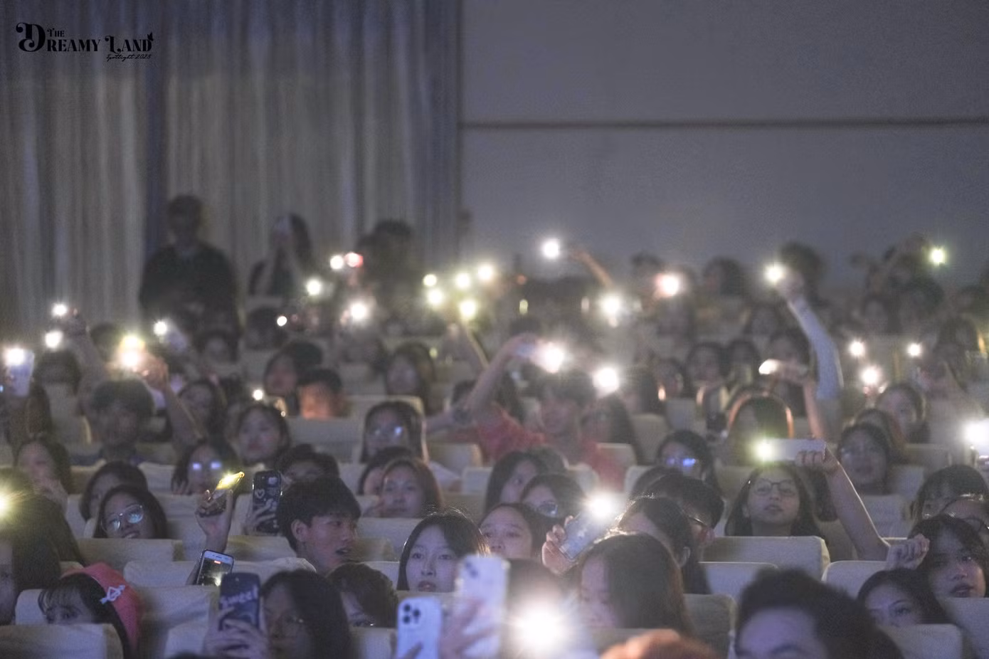 Khoảnh khắc đắm chìm trong bữa tiệc âm nhạc với ánh đèn flash rực sáng.