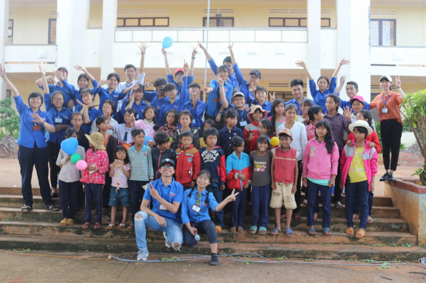 Hiếu cùng tổ chức tình nguyện VON giúp đỡ các em nhỏ có điều kiện khó khăn.