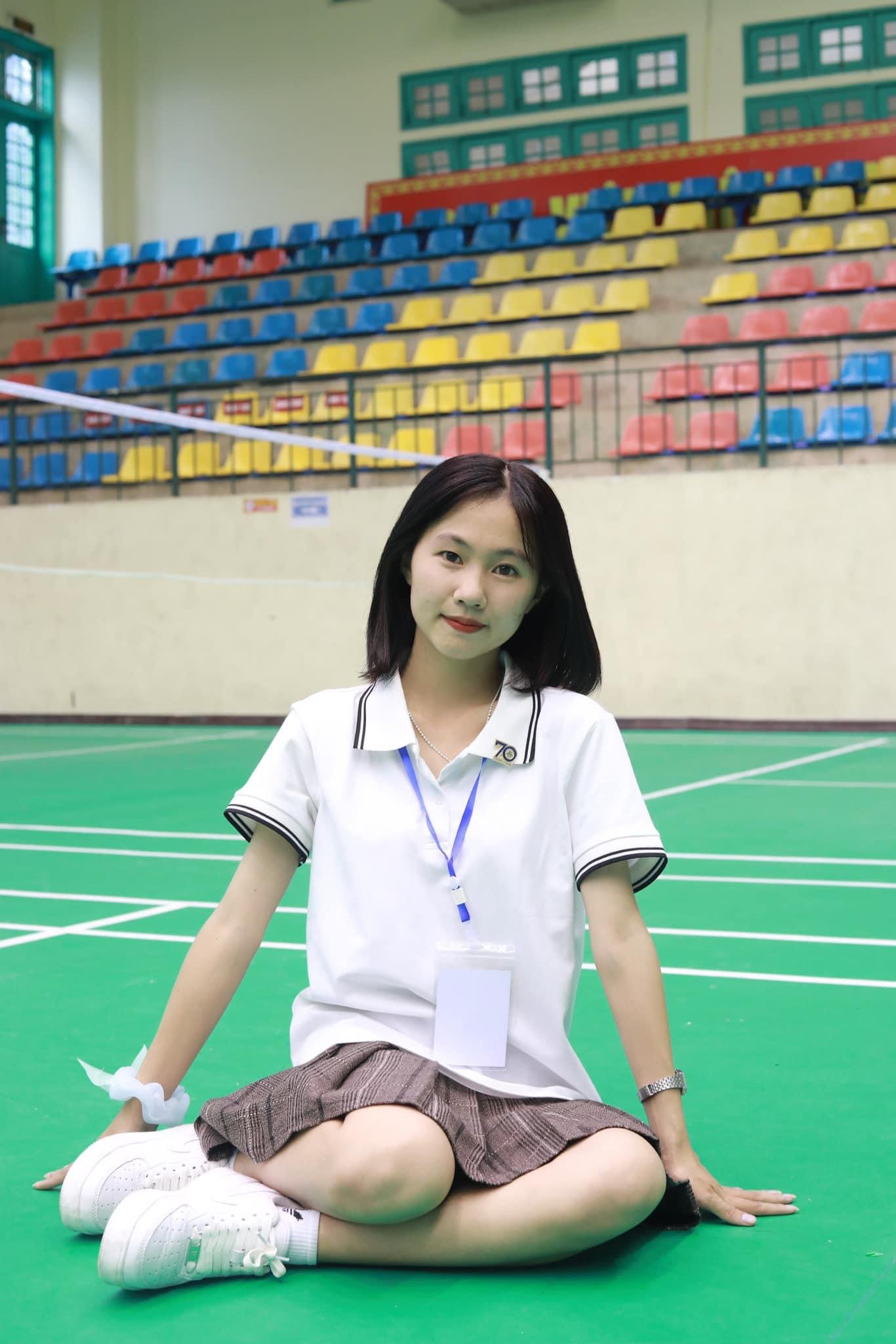 Đinh Thị Cẩm Ly (sinh năm 2003) là sinh viên năm 3 chuyên ngành Sư phạm Tiếng Pháp, Khoa Tiếng Pháp tại Trường Đại học Sư phạm Hà Nội.