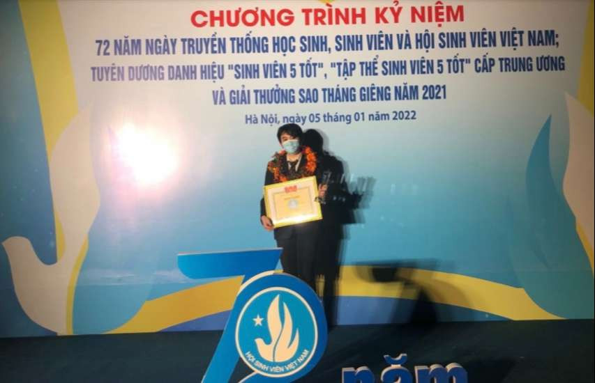 Nhận danh hiệu Sinh viên 5 tốt cấp Trung ương. Nhận danh hiệu Sinh viên 5 tốt cấp Trung ương.