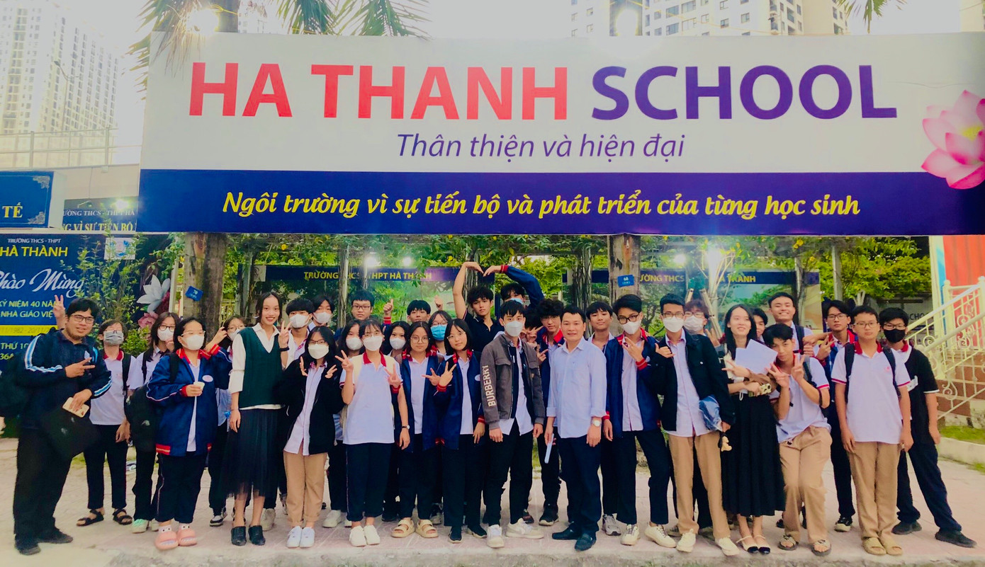 Thạch cùng lớp thực tập chủ nhiệm tháng 10/2022.