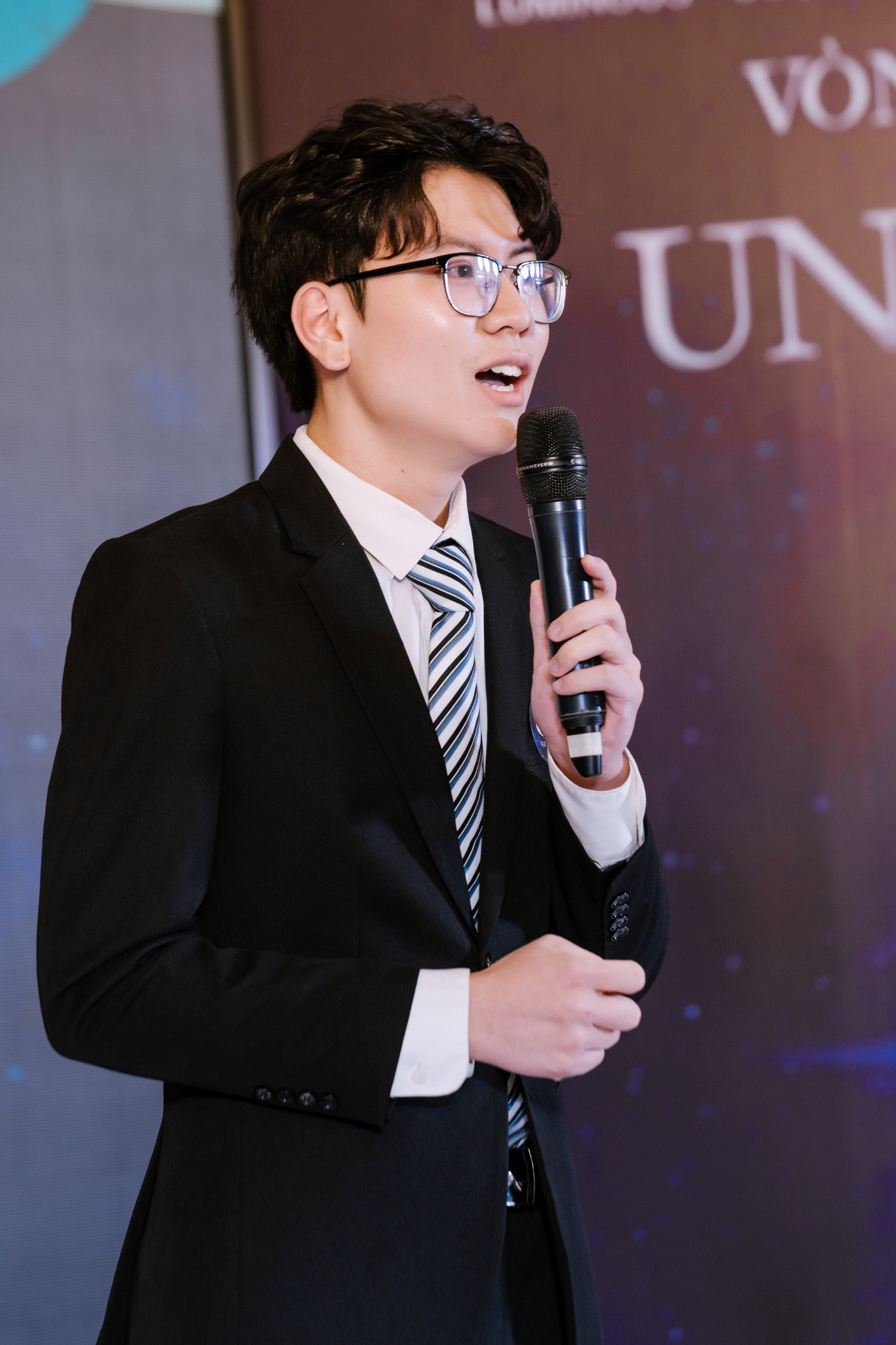 Đảm nhận nhiều công việc, hoạt động giúp chàng trai có thêm kiến thức, kỹ năng cũng như các mối quan hệ mới; cải thiện khả năng giao tiếp cùng nhiều kỹ năng mềm khác.