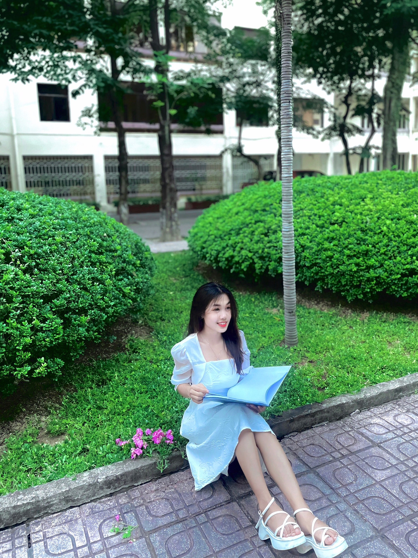 Cô bạn gặp nhiều áp lực và khó khăn nhất định vì luôn trong trạng thái phải học hỏi, chủ động tìm kiếm và tư vấn khách hàng. Cô bạn gặp nhiều áp lực và khó khăn nhất định vì luôn trong trạng thái phải học hỏi, chủ động tìm kiếm và tư vấn khách hàng.