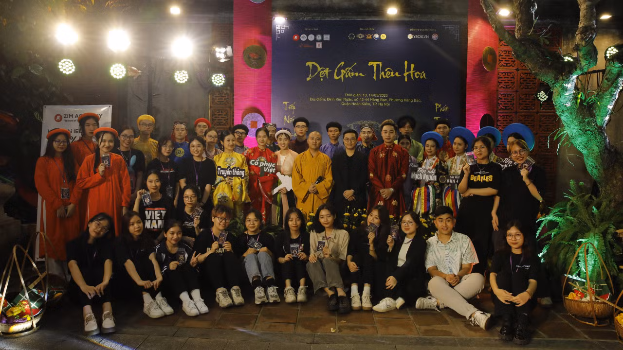 ThS. Nguyễn Quang Trường tại chương trình văn hoá “Dệt gấm thêu hoa” - một dự án cuối kỳ khác cùng trong môn Tổ chức sự kiện. ThS. Nguyễn Quang Trường tại chương trình văn hoá “Dệt gấm thêu hoa” - một dự án cuối kỳ khác cùng trong môn Tổ chức sự kiện.