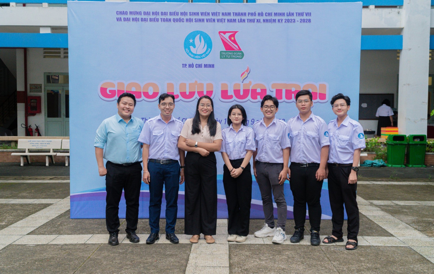 Lối sống tích cực, biết cố gắng và vượt qua khó khăn đã giúp Oanh đạt nhiều dấu ấn đáng nhớ. Lối sống tích cực, biết cố gắng và vượt qua khó khăn đã giúp Oanh đạt nhiều dấu ấn đáng nhớ.