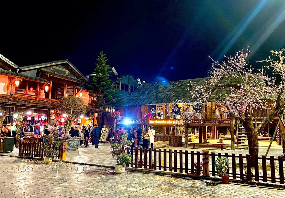 Khu thương mại phố đi bộ và bảo tàng dân tộc.