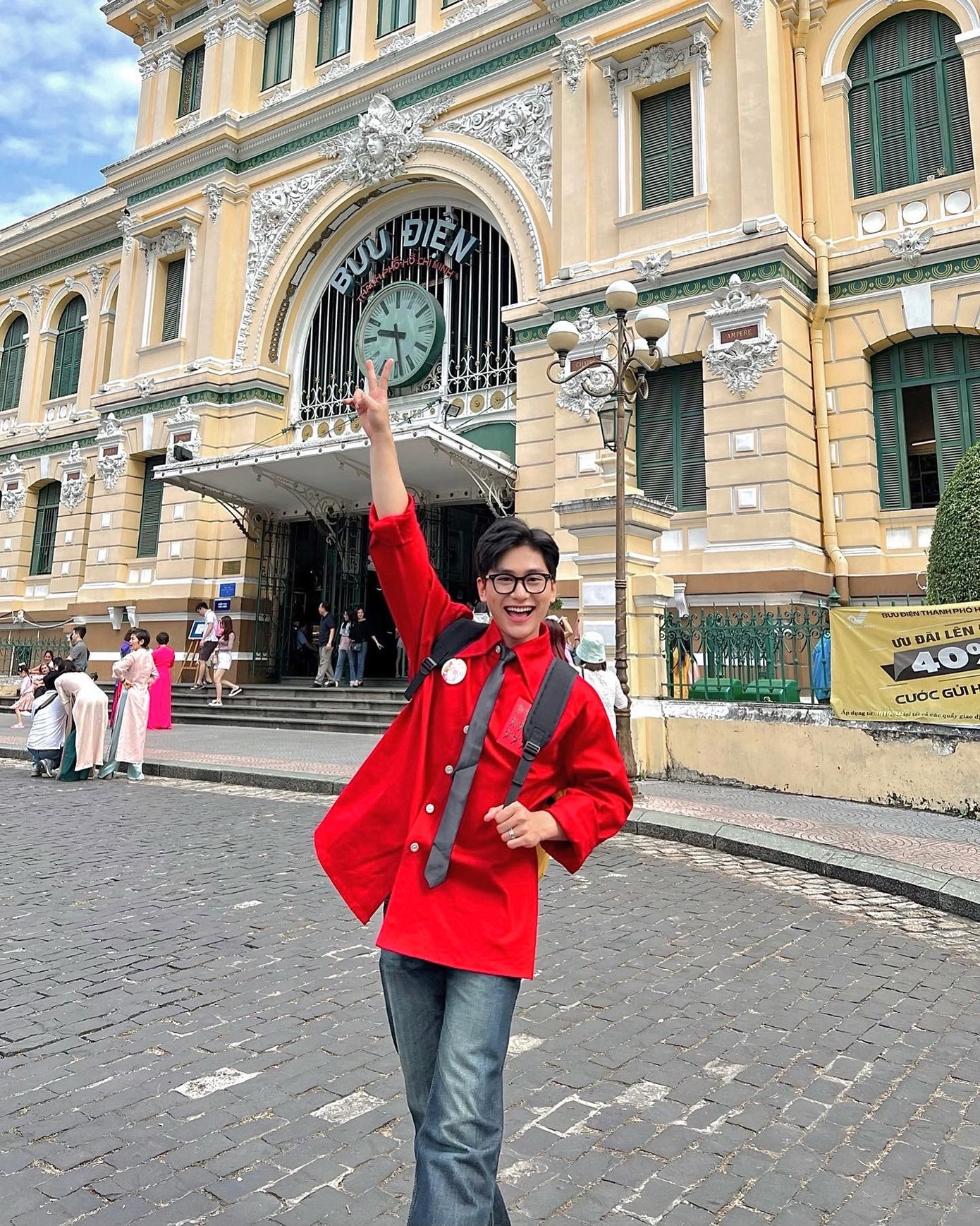 Vốn sinh ra trong gia đình có truyền thống nghề giáo, vậy nên tất cả mọi thứ liên quan đến hoạt động nghệ thuật, đều do Phát tự thân chủ động mày mò học.