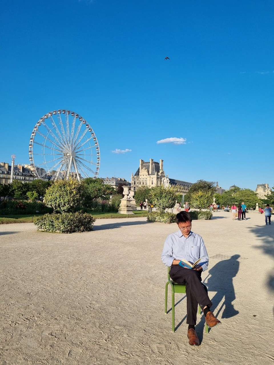 Tác giả, nhà báo Nguyễn Tuấn Anh tại Vườn Tuileries, Paris, Pháp. (Ảnh: Trần Anh).