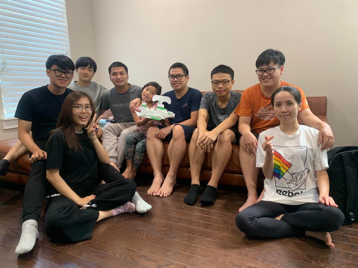 Giáo sư trẻ người Việt hiện đang hướng dẫn 8 sinh viên tiến sĩ, trong đó có 4 sinh viên là người Việt Nam.