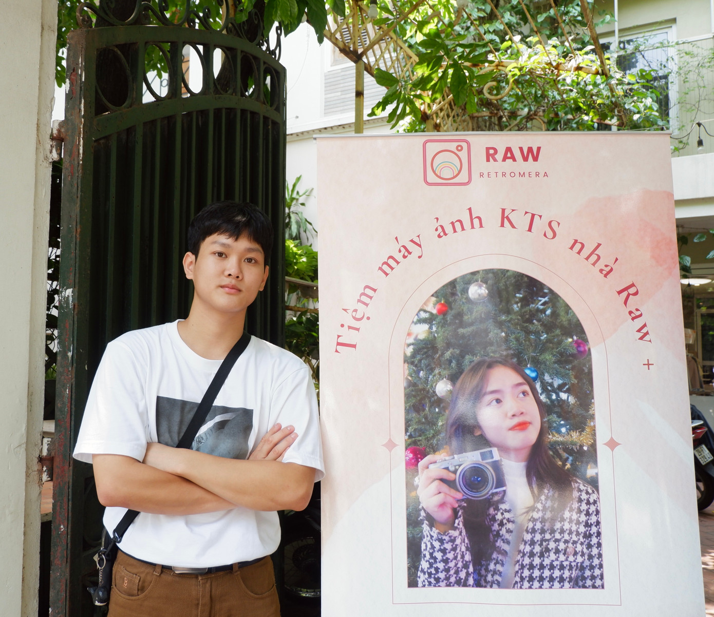 Quốc Việt tại cửa hàng máy ảnh offline (Hà Nội) vào ngày khai trương. Quốc Việt tại cửa hàng máy ảnh offline (Hà Nội) vào ngày khai trương.