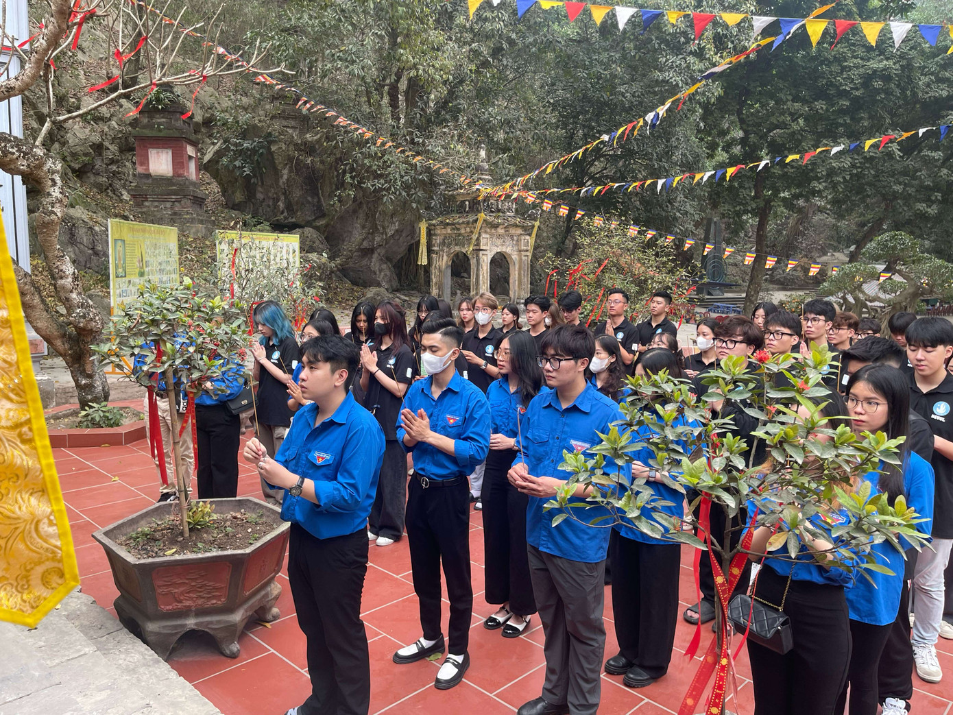 Hành trình về nguồn, thăm địa chỉ đỏ. Hành trình về nguồn, thăm địa chỉ đỏ.