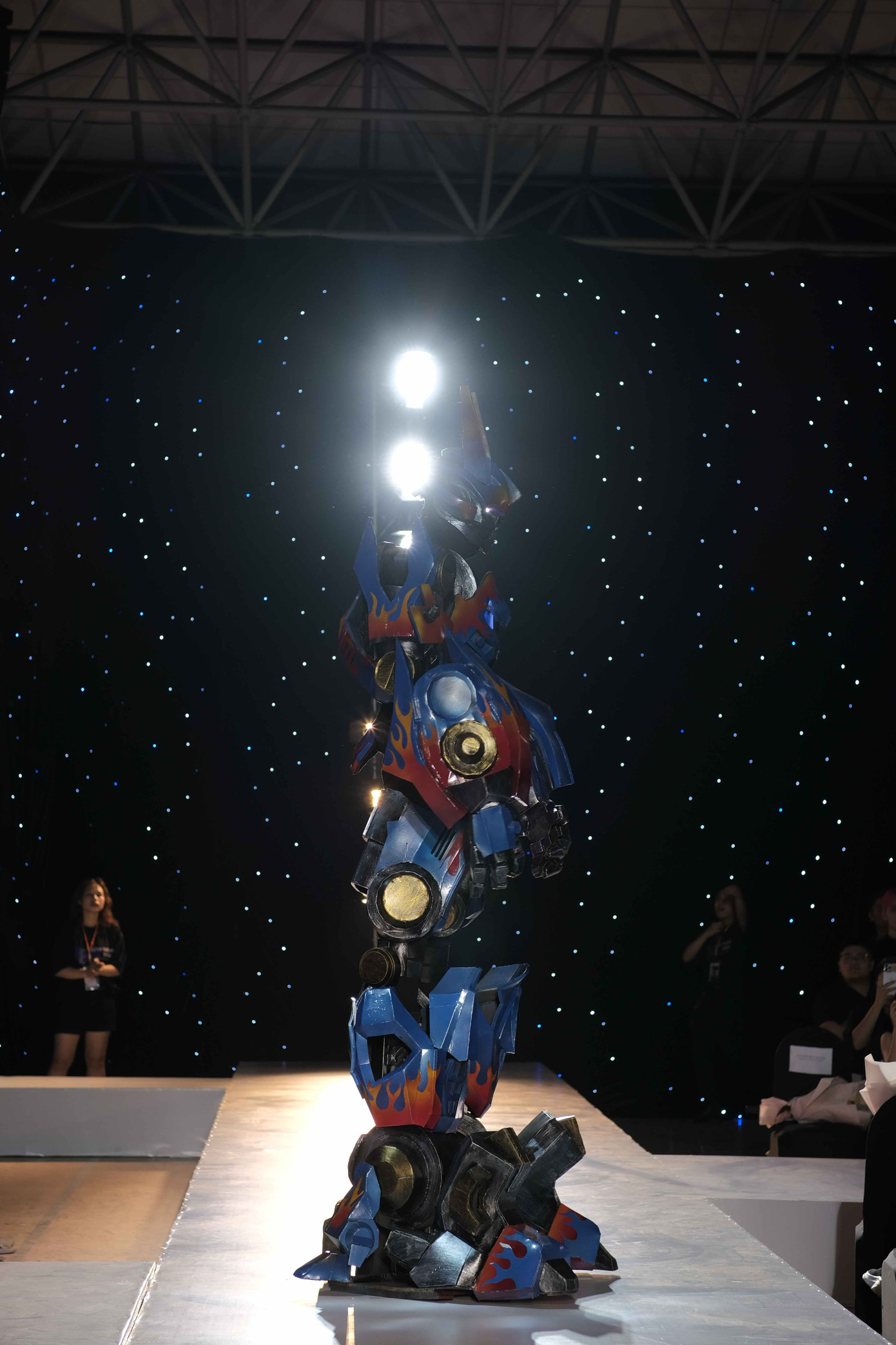 Robot Bumblebee cao 3m mở màn show diễn khiến khán giả thích thú. Robot Bumblebee cao 3m mở màn show diễn khiến khán giả thích thú.