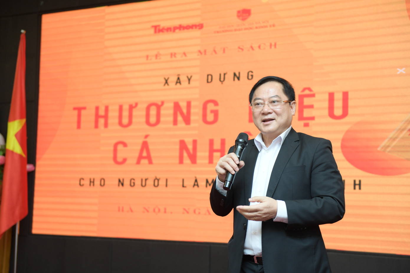 Nhà báo Lê Xuân Sơn – Tổng biên tập báo Tiền Phong nhận định việc có thương hiệu cá nhân là lợi thế của những người làm kinh doanh và chuẩn bị kinh doanh Nhà báo Lê Xuân Sơn – Tổng biên tập báo Tiền Phong nhận định việc có thương hiệu cá nhân là lợi thế của những người làm kinh doanh và chuẩn bị kinh doanh