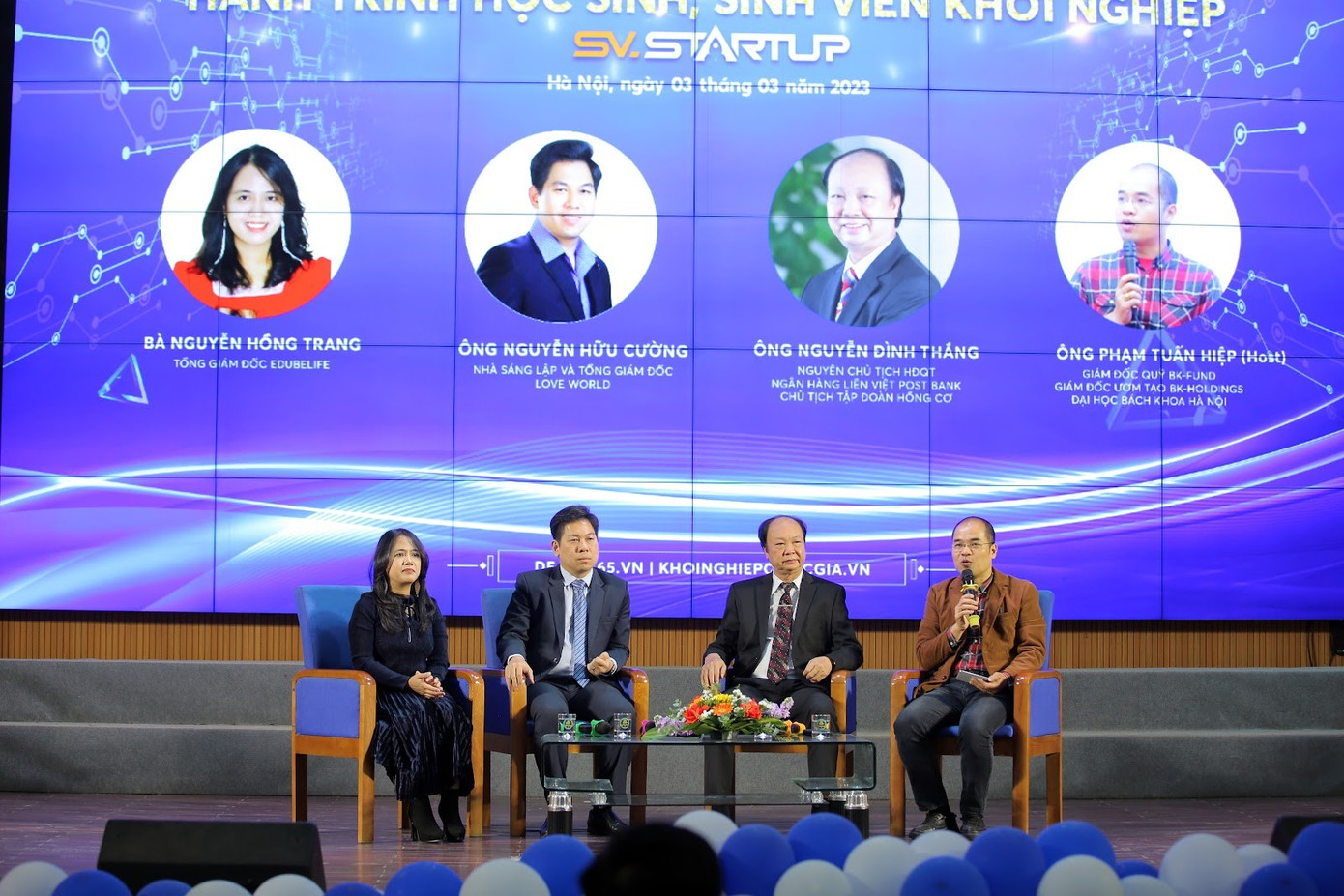 Các vị diễn giả giao lưu, chia sẻ cùng các bạn sinh viên Học viện Tài chính tại Diễn đàn. Các vị diễn giả giao lưu, chia sẻ cùng các bạn sinh viên Học viện Tài chính tại Diễn đàn.