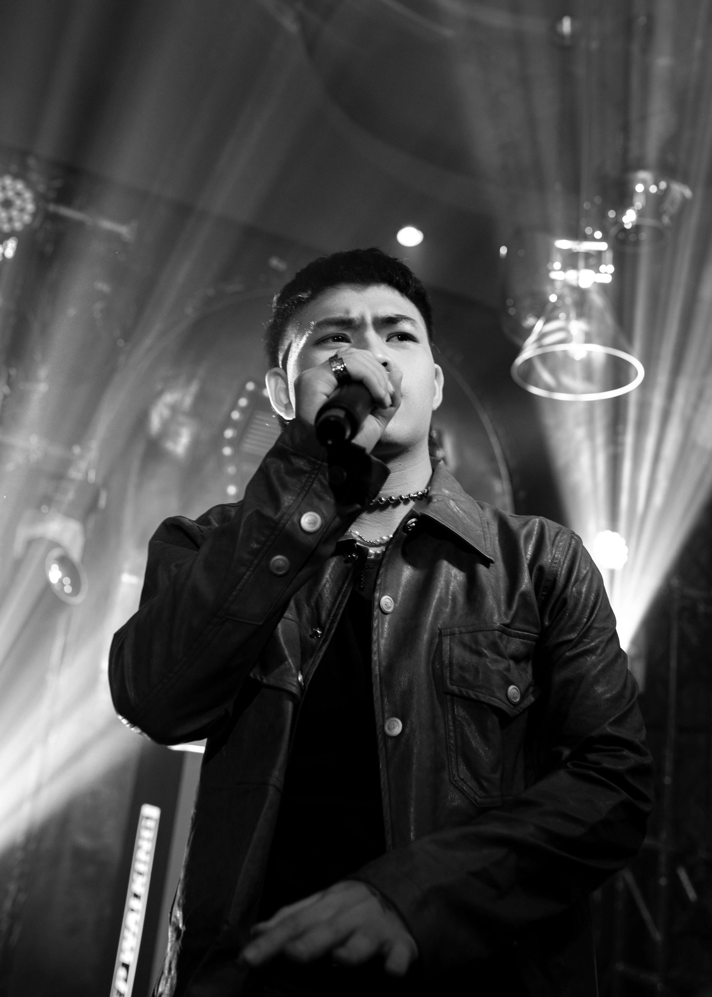 Sự trở lại đầy ngoạn mục của Tez đã giúp anh lọt top 9 thí sinh xuất sắc nhất bước vào vòng chung kết Rap Việt mùa 3. Sự trở lại đầy ngoạn mục của Tez đã giúp anh lọt top 9 thí sinh xuất sắc nhất bước vào vòng chung kết Rap Việt mùa 3.