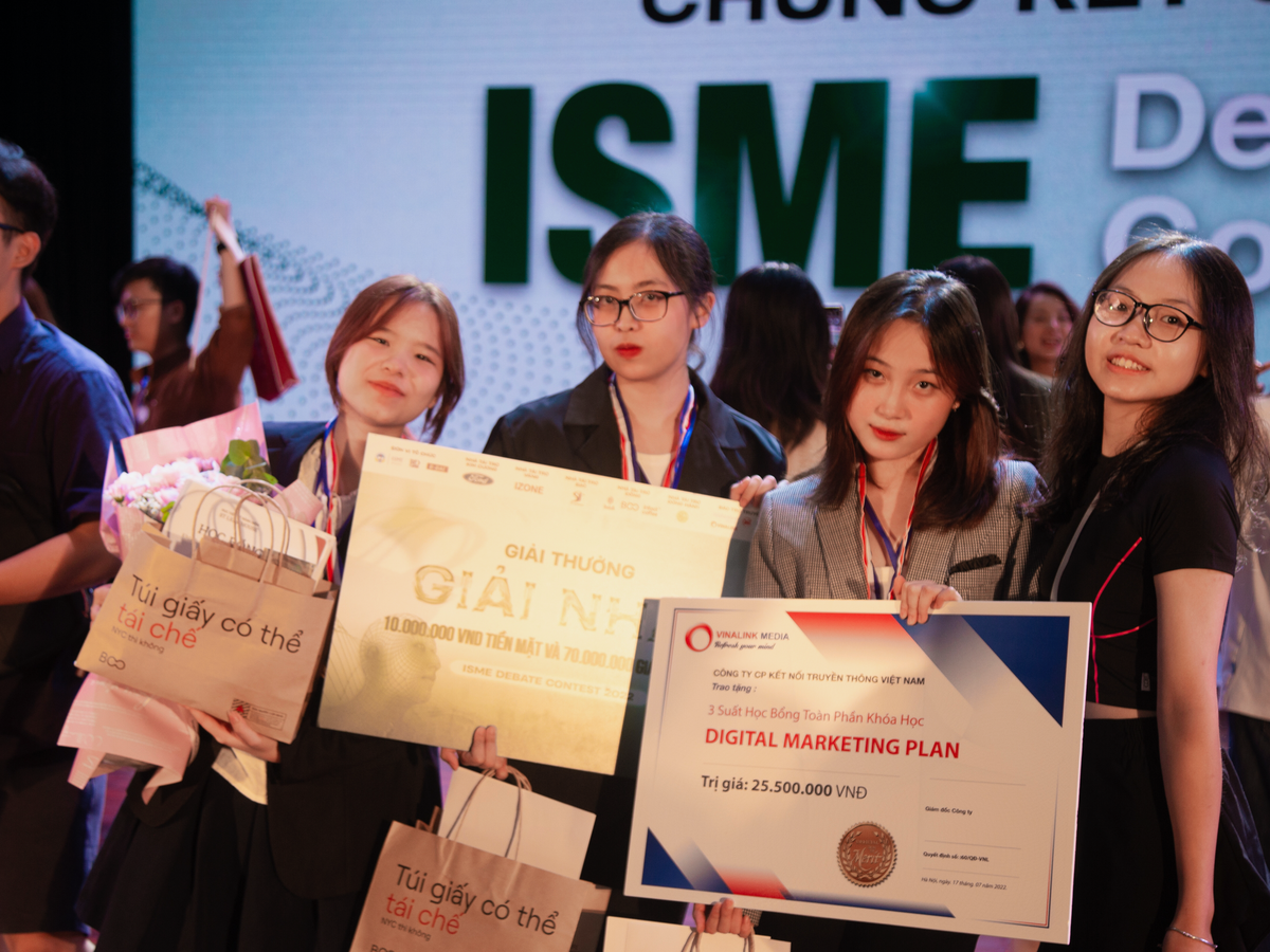 Khánh Linh (giữa) giành giải Quán quân cuộc thi tranh biện ISME Debate Contest 2022 do Trường Đại học Kinh tế quốc dân tổ chức.