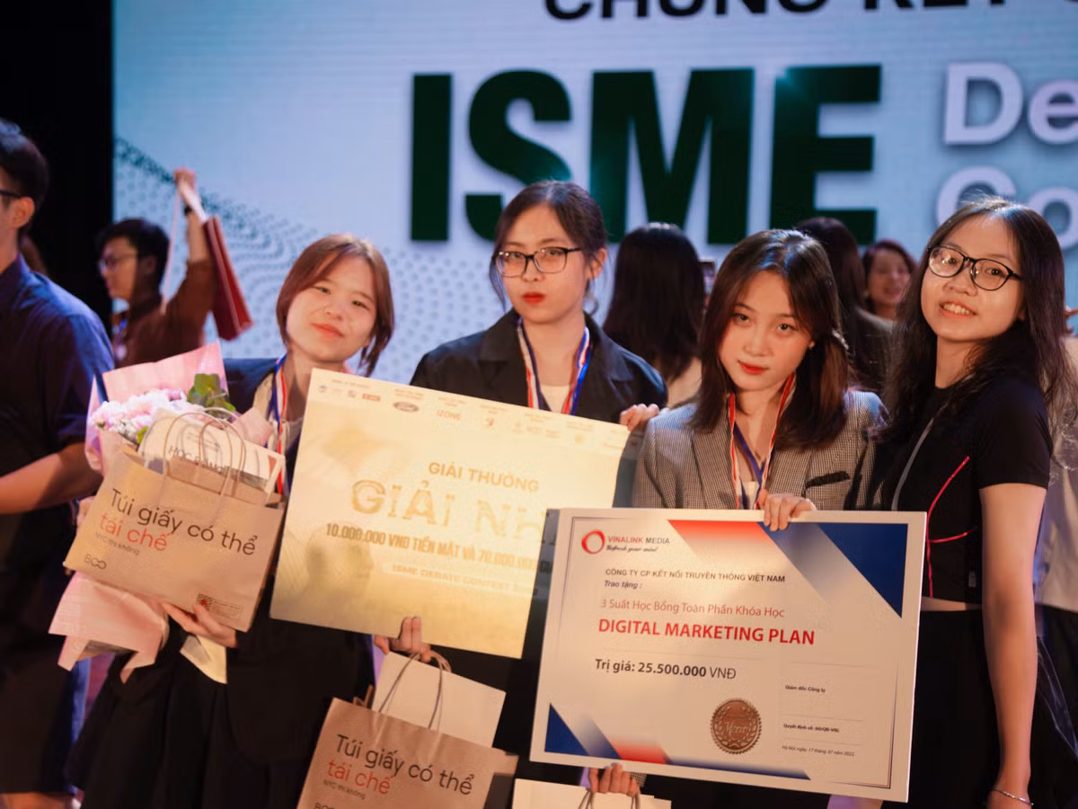 Khánh Linh (giữa) giành giải Quán quân cuộc thi tranh biện ISME Debate Contest 2022 do Trường Đại học Kinh tế quốc dân tổ chức.