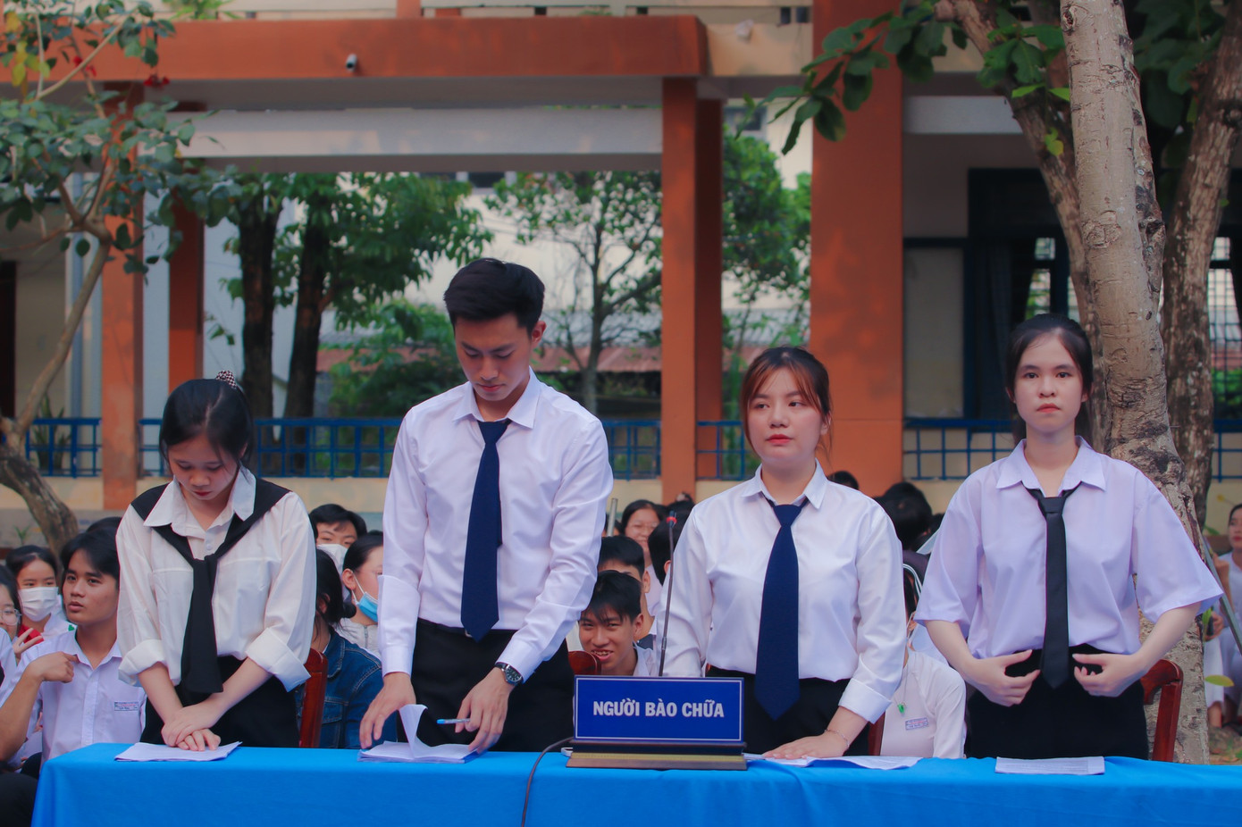 Sinh viên trường Đại học Duy Tân đảm nhiệm việc thực hiện các vai diễn trong vụ án của Phiên tòa giả định. Sinh viên trường Đại học Duy Tân đảm nhiệm việc thực hiện các vai diễn trong vụ án của Phiên tòa giả định.