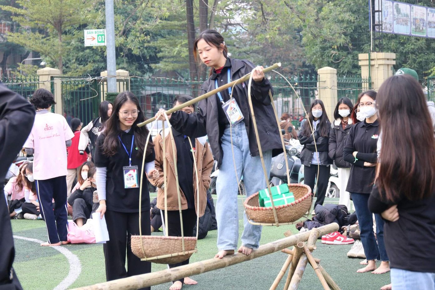 Các ULIS-er hào hứng tham gia các trò chơi dân gian như kéo co, ném còn, đi cầu khỉ, bịt mắt đập niêu. Các ULIS-er hào hứng tham gia các trò chơi dân gian như kéo co, ném còn, đi cầu khỉ, bịt mắt đập niêu.