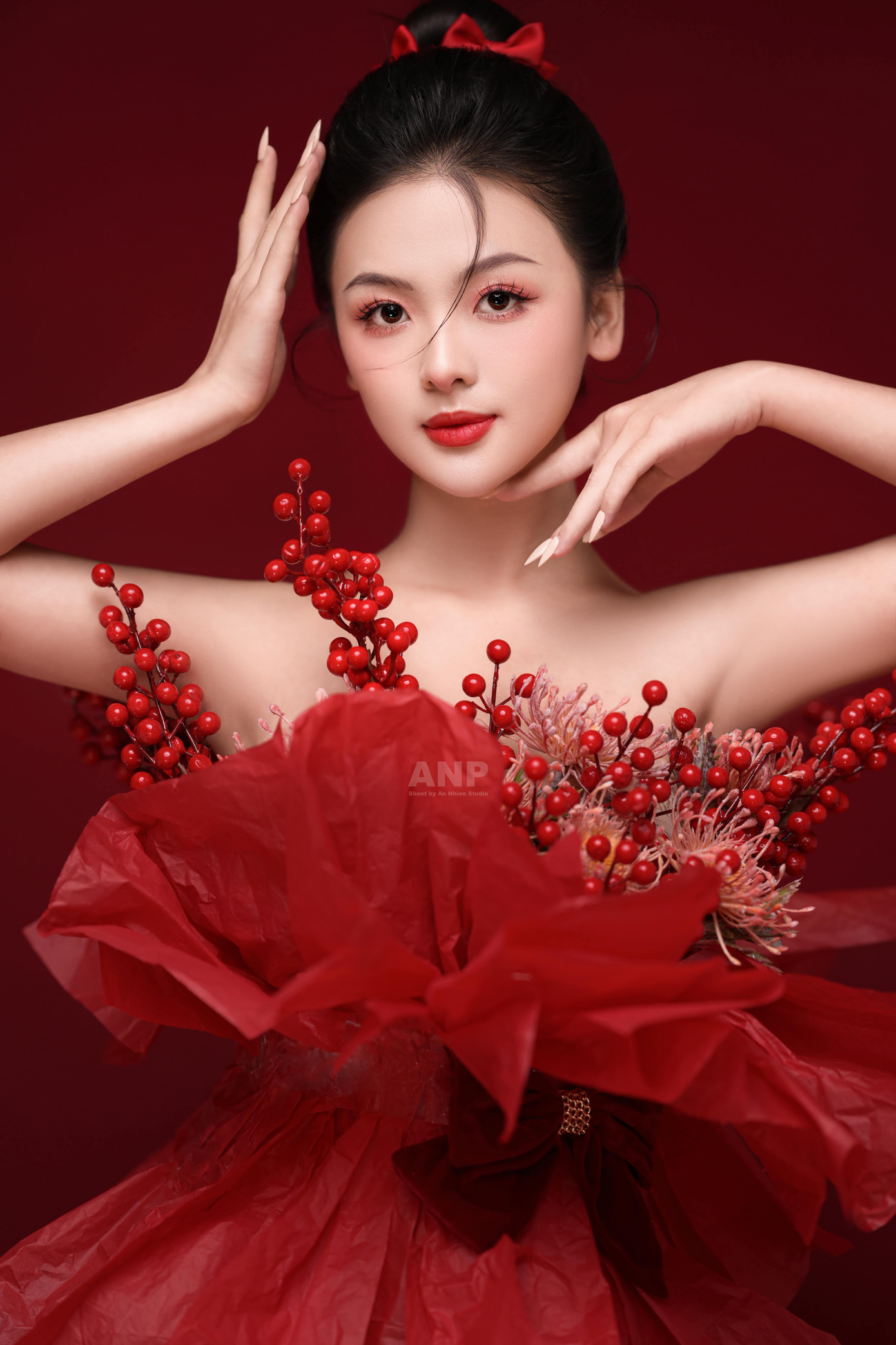 Bộ ảnh Tết Đỏ của Tiểu Ngọc nhận được cơn mưa lời khen từ cộng đồng mạng Tiktok, Facebook.