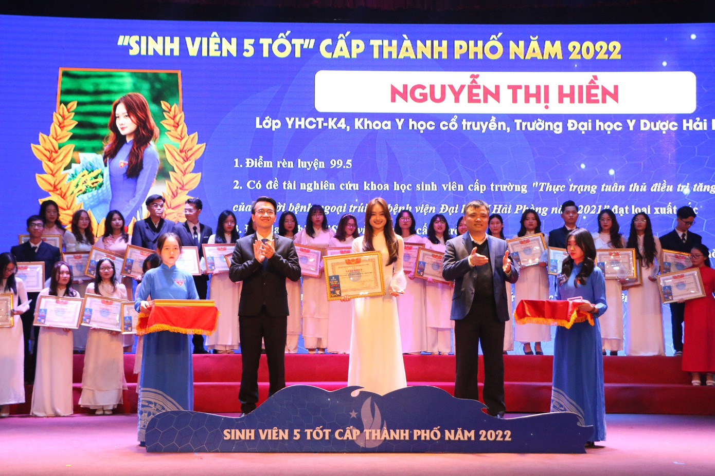 Hiền vinh dự nhận danh hiệu Sinh viên 5 Tốt cấp thành phố năm 2022.