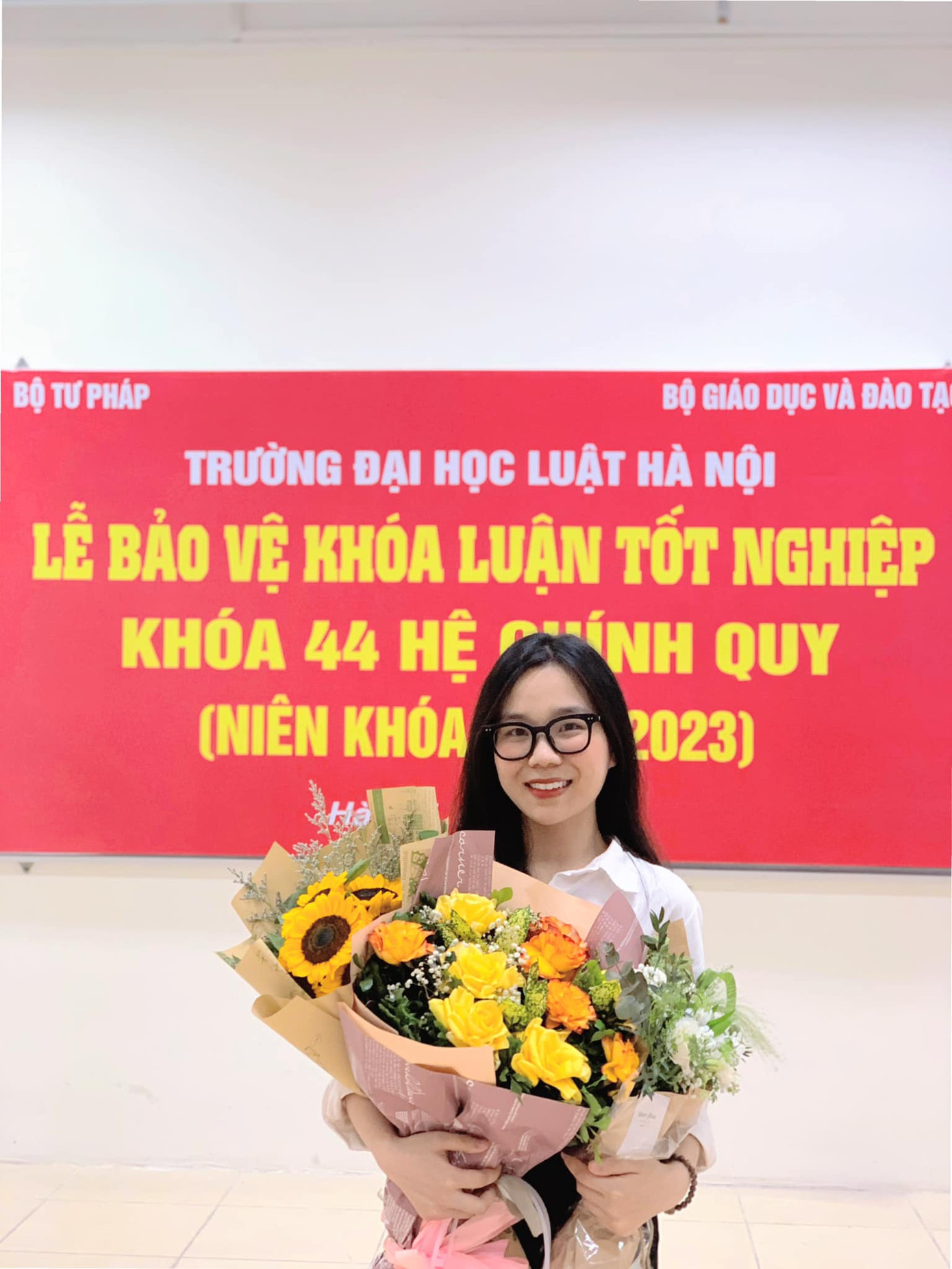 Đinh Thị Dung trong buổi lễ bảo vệ khóa luận tốt nghiệp.