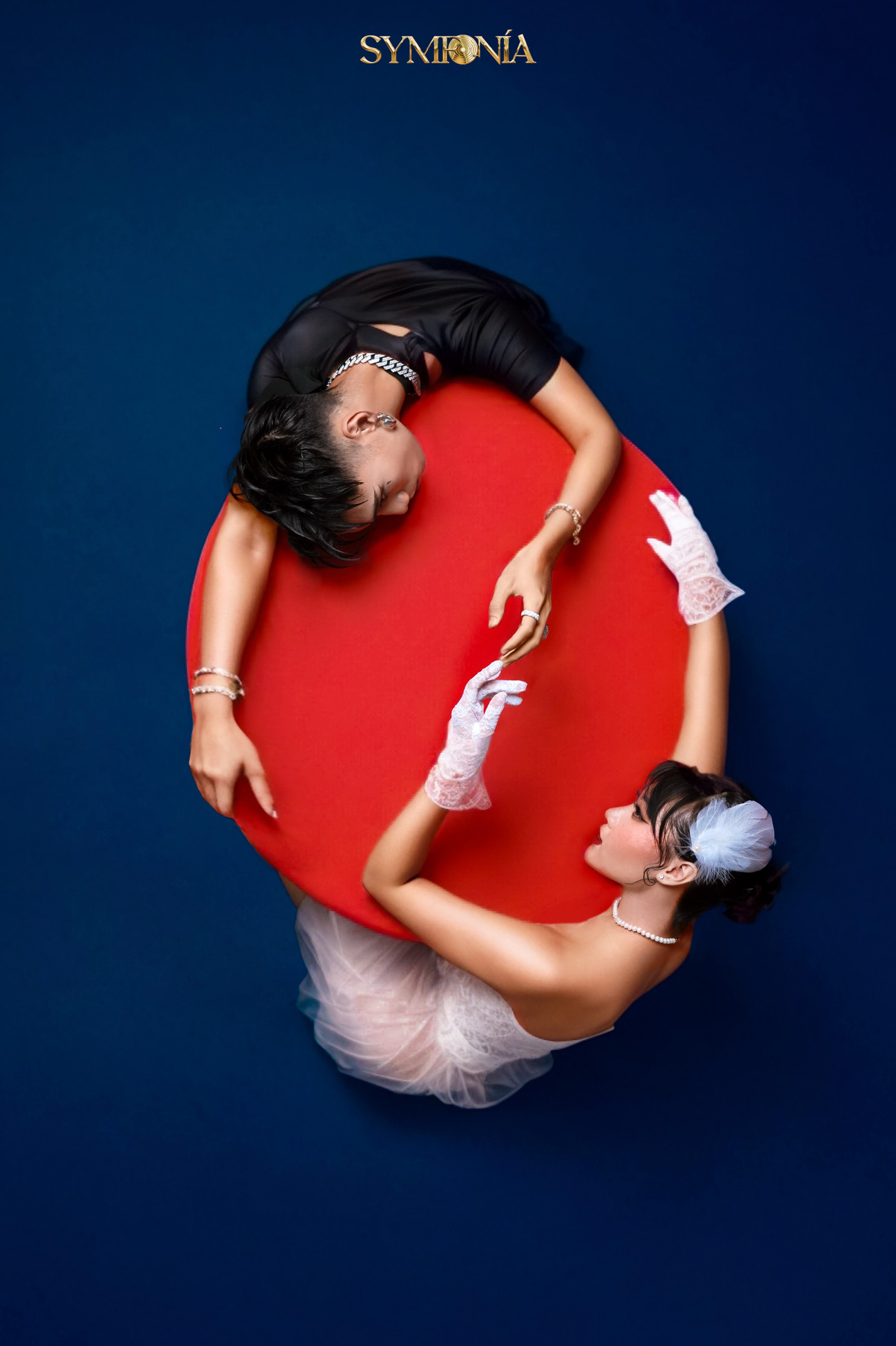 BTC truyền tải thông điệp cân bằng thông qua bộ ảnh. BTC truyền tải thông điệp cân bằng thông qua bộ ảnh.