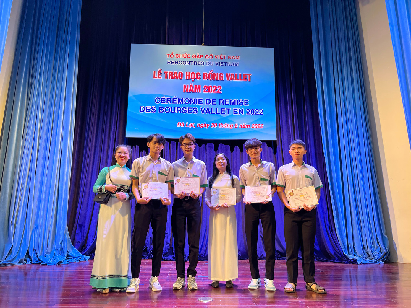 Văn Hoàng cùng các bạn sinh viên nhận học bổng Vallet năm 2022. Văn Hoàng cùng các bạn sinh viên nhận học bổng Vallet năm 2022.