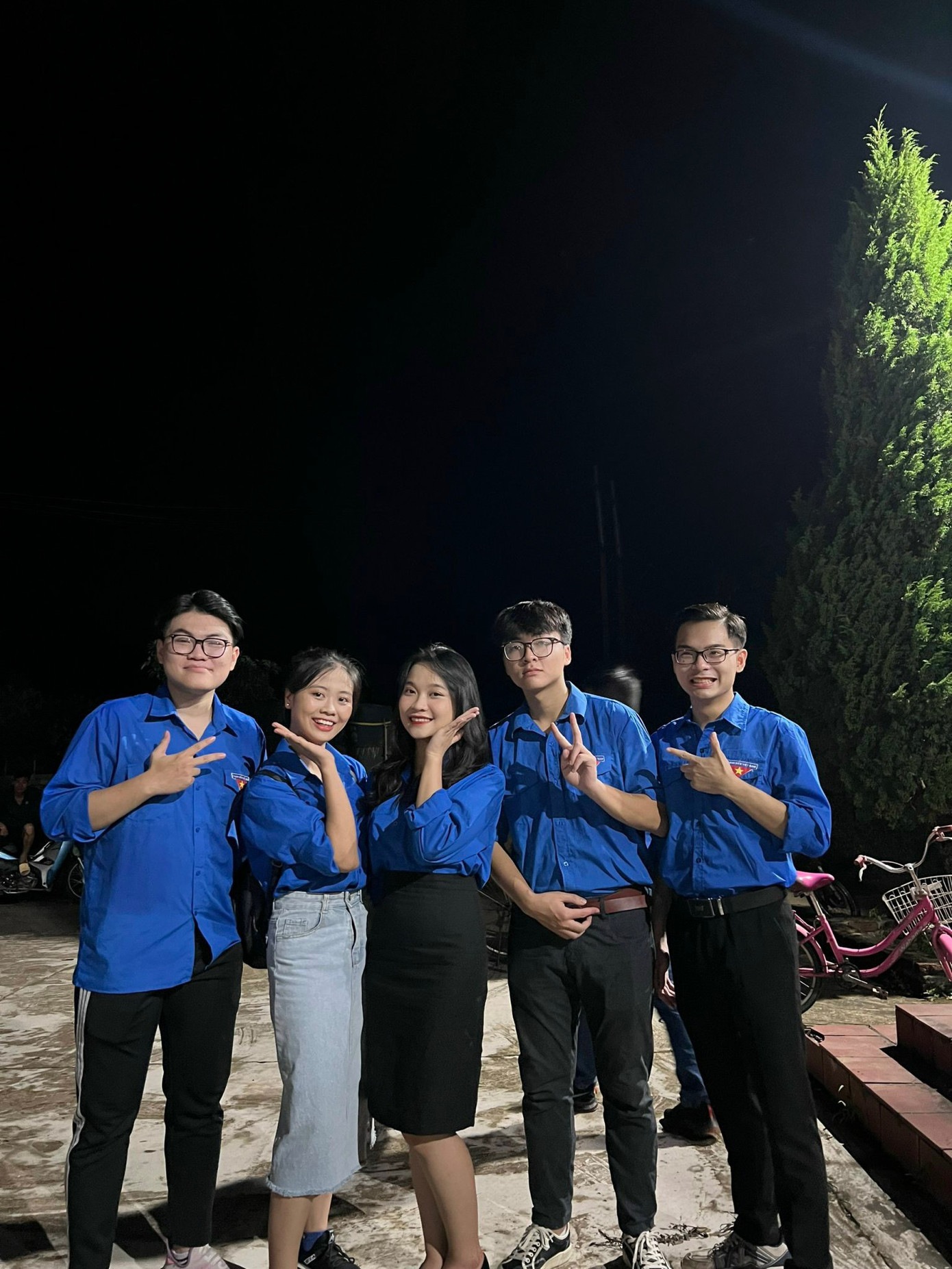 Ảnh chụp cùng đội tình nguyện. Ảnh chụp cùng đội tình nguyện.