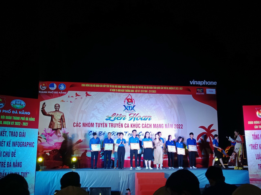 Nhận bằng khen Giải Nhất và Giải Cộng đồng về thiết kế ấn phẩm infographic An toàn giao thông do Thành đoàn Đà Nẵng tổ chức.