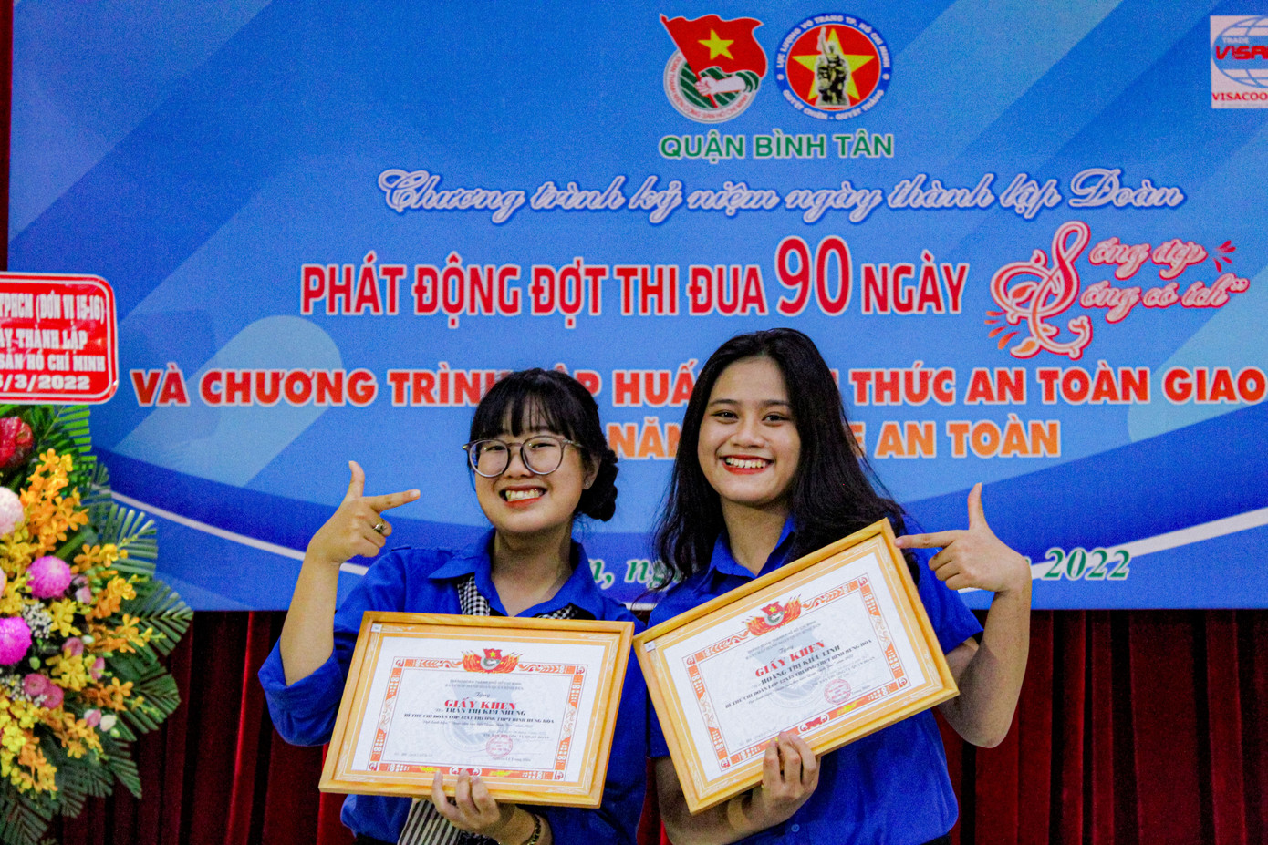 Kim Nhung (bên trái) đạt Giấy khen Cán bộ Đoàn tiêu biểu Quận Bình Tân năm 2022.
