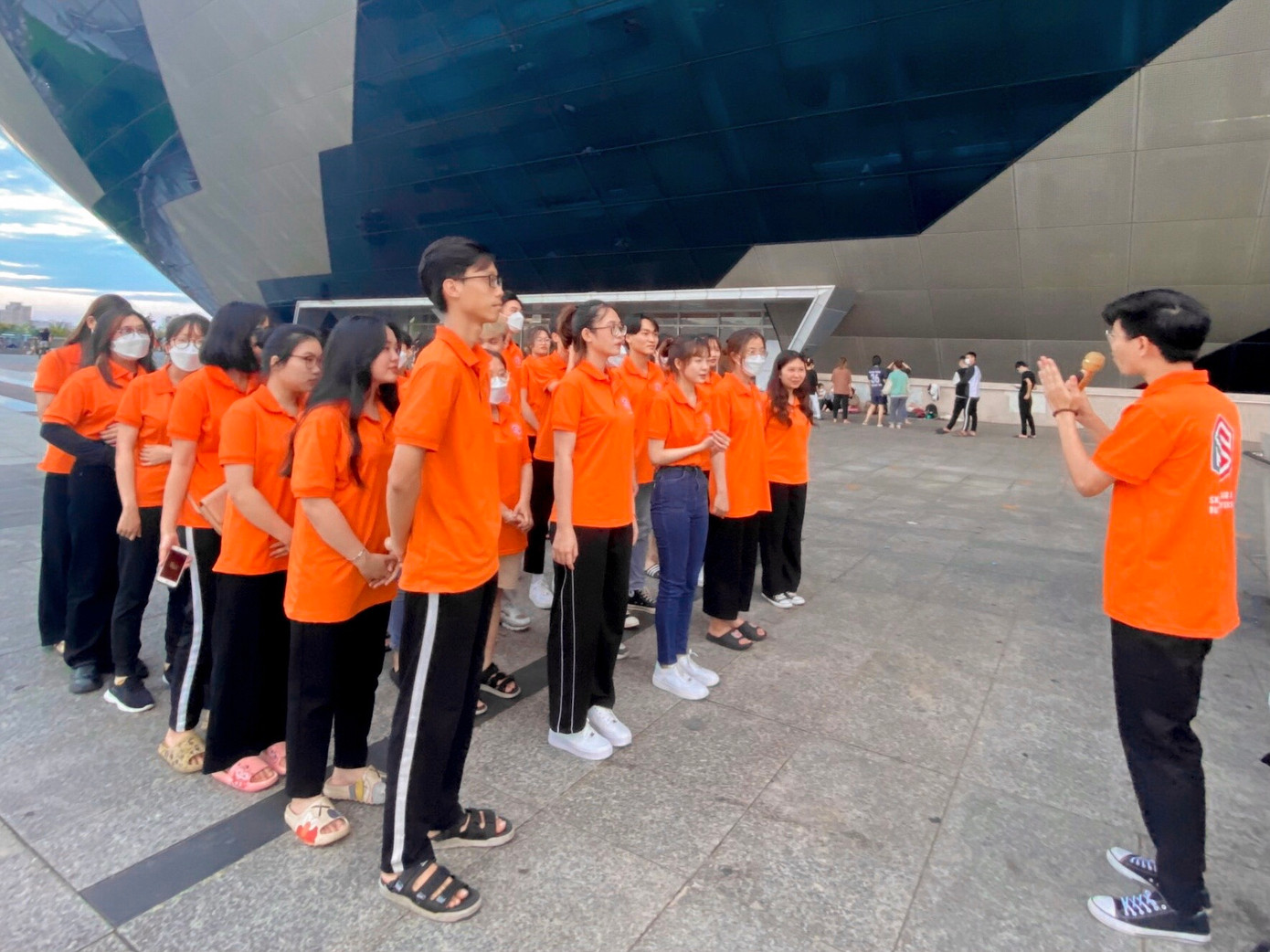 Thịnh huấn luyện kỹ năng mềm cho các bạn thành viên của Skills Club DTU trong một buổi sinh hoạt CLB.