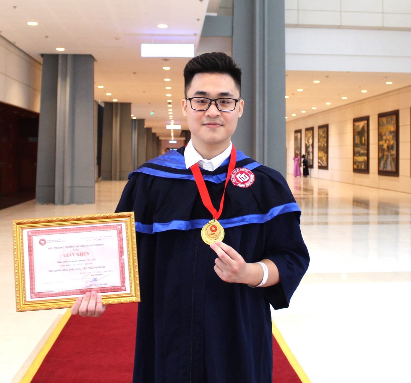 Tháng 4 năm 2023, Việt Anh tốt nghiệp Đại học sớm hơn một kỳ so với chương trình đào tạo.