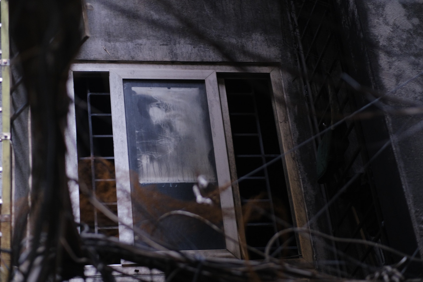 Dây điện chằng chịt quanh khu nhà bị cháy. Ảnh: Lê Vượng