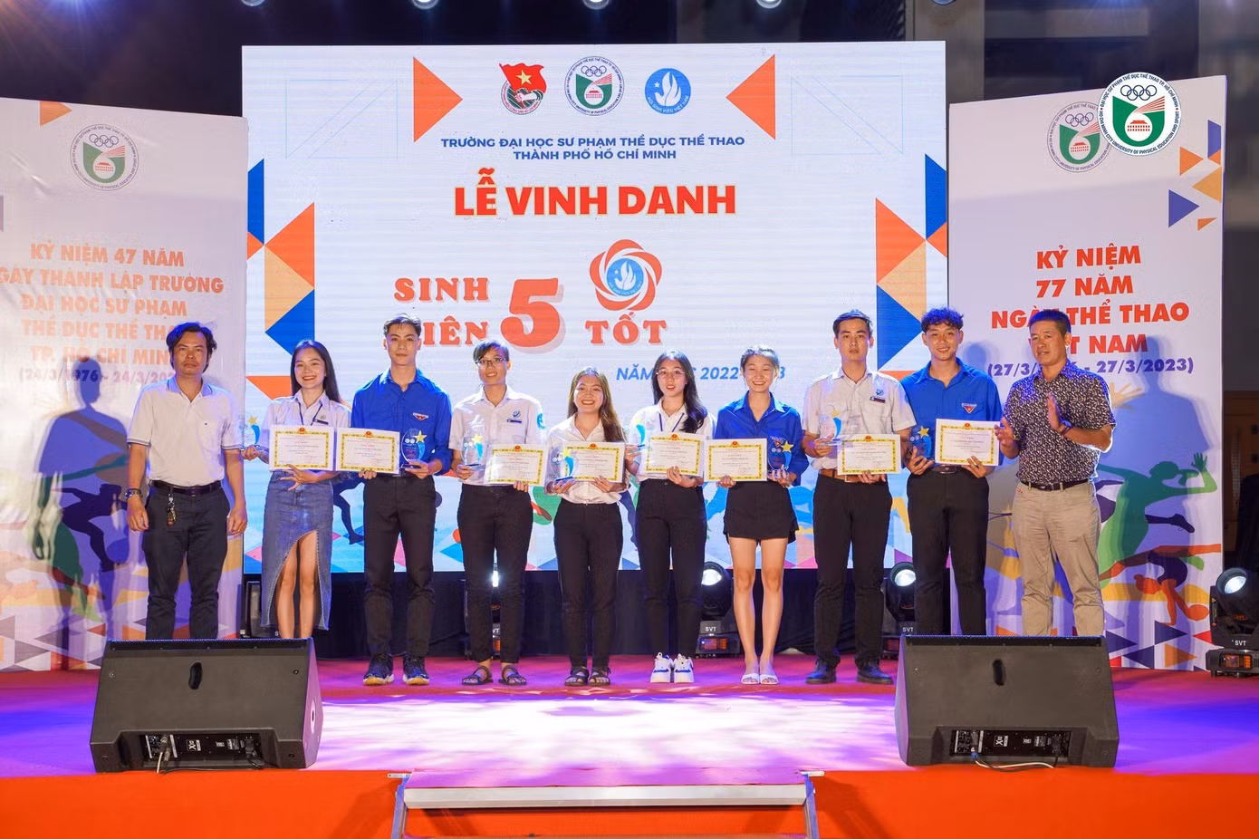 Nam sinh đạt được nhiều thành tích xuất sắc trong học tập và rèn luyện. Nam sinh đạt được nhiều thành tích xuất sắc trong học tập và rèn luyện.