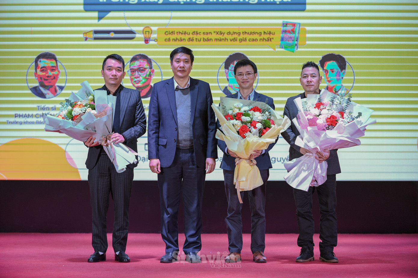 PGS TS. Nguyễn Văn Đăng - Hiệu trưởng Trường Đại học Khoa học - Đại học Thái Nguyên tặng hoa cảm ơn đại diện các diễn giả và các đơn vị tổ chức.