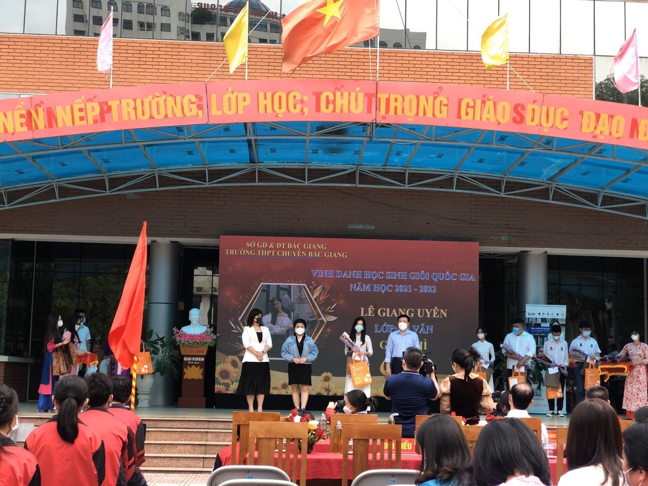 Giang Uyên trong Lễ Vinh danh Học sinh Giỏi Quốc gia.