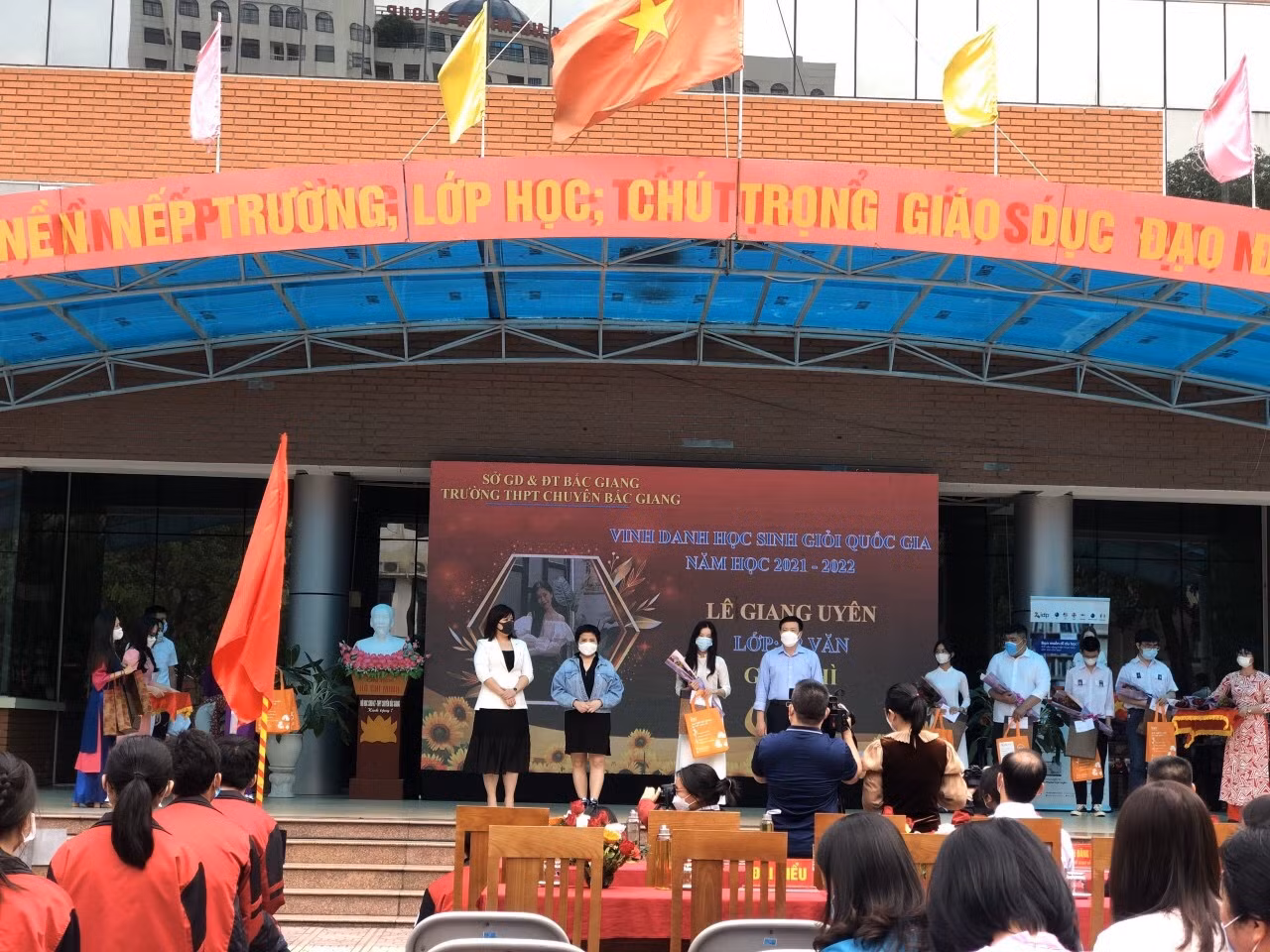 Giang Uyên trong Lễ Vinh danh Học sinh Giỏi Quốc gia.