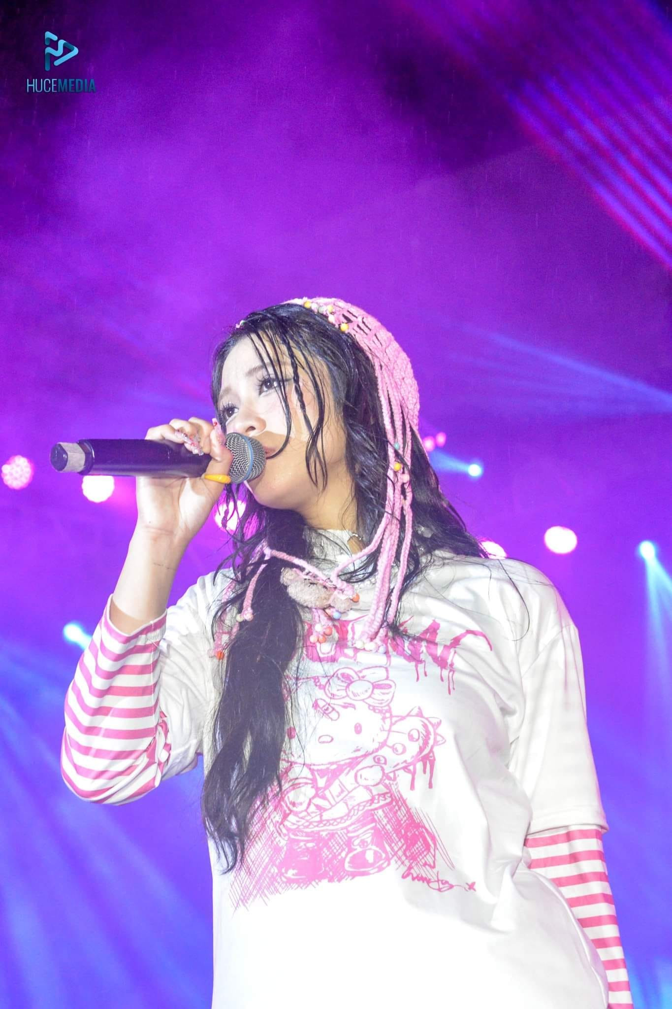 Biểu diễn tiếp lửa của những khách mời trẻ tạo không khí vô cùng sôi động. Biểu diễn tiếp lửa của những khách mời trẻ tạo không khí vô cùng sôi động.