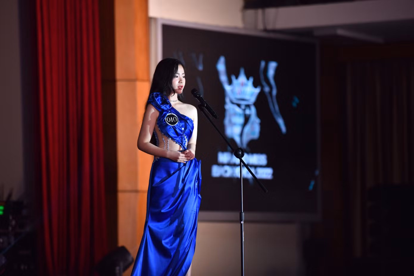 Câu trả lời ứng xử “nuốt mic”. Câu trả lời ứng xử “nuốt mic”.