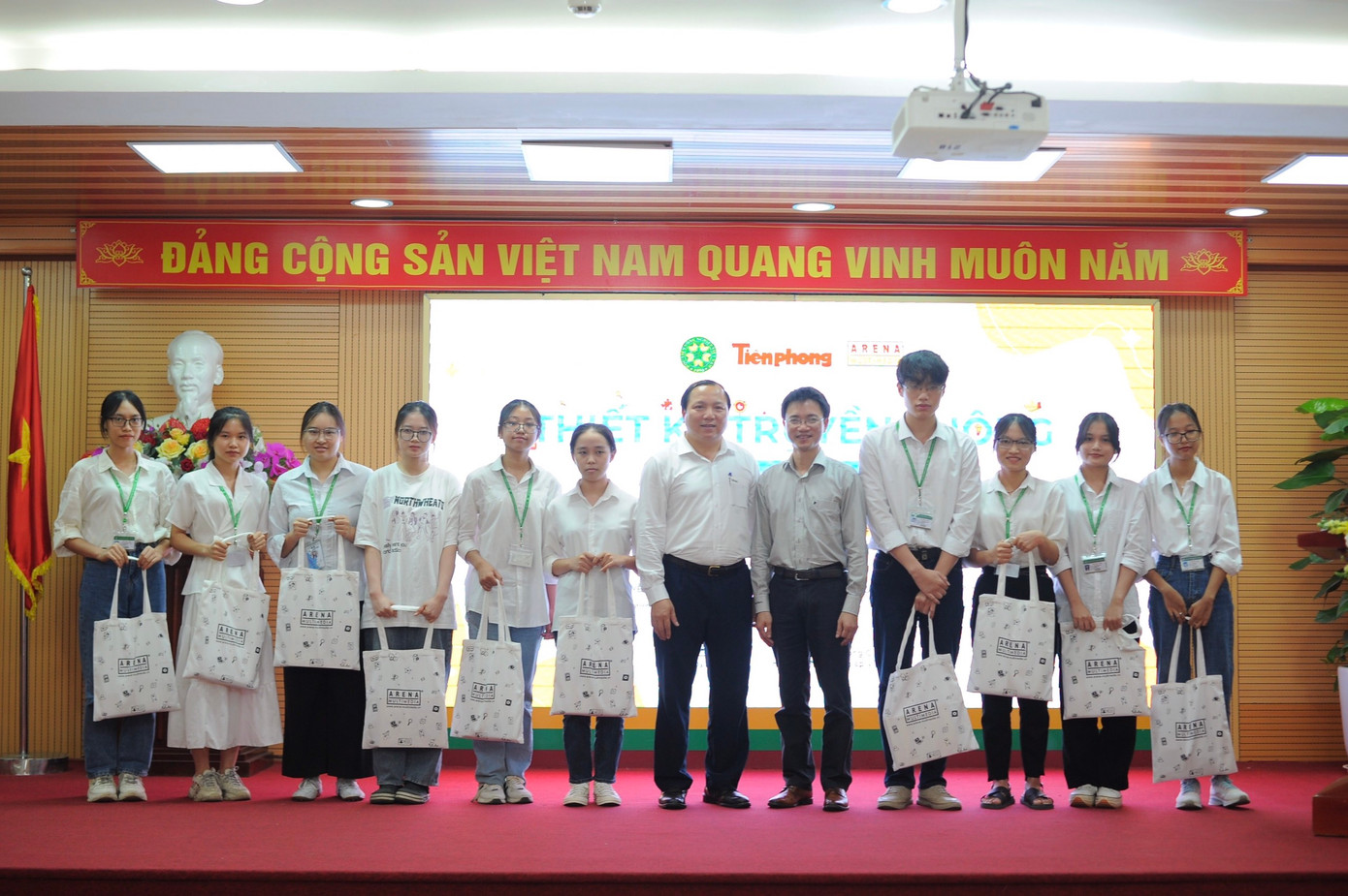 Các bạn sinh viên may mắn nhận được phần quà từ Hệ thống Đào tạo Mỹ thuật Đa phương tiện Arena Multimedia. Các bạn sinh viên may mắn nhận được phần quà từ Hệ thống Đào tạo Mỹ thuật Đa phương tiện Arena Multimedia.