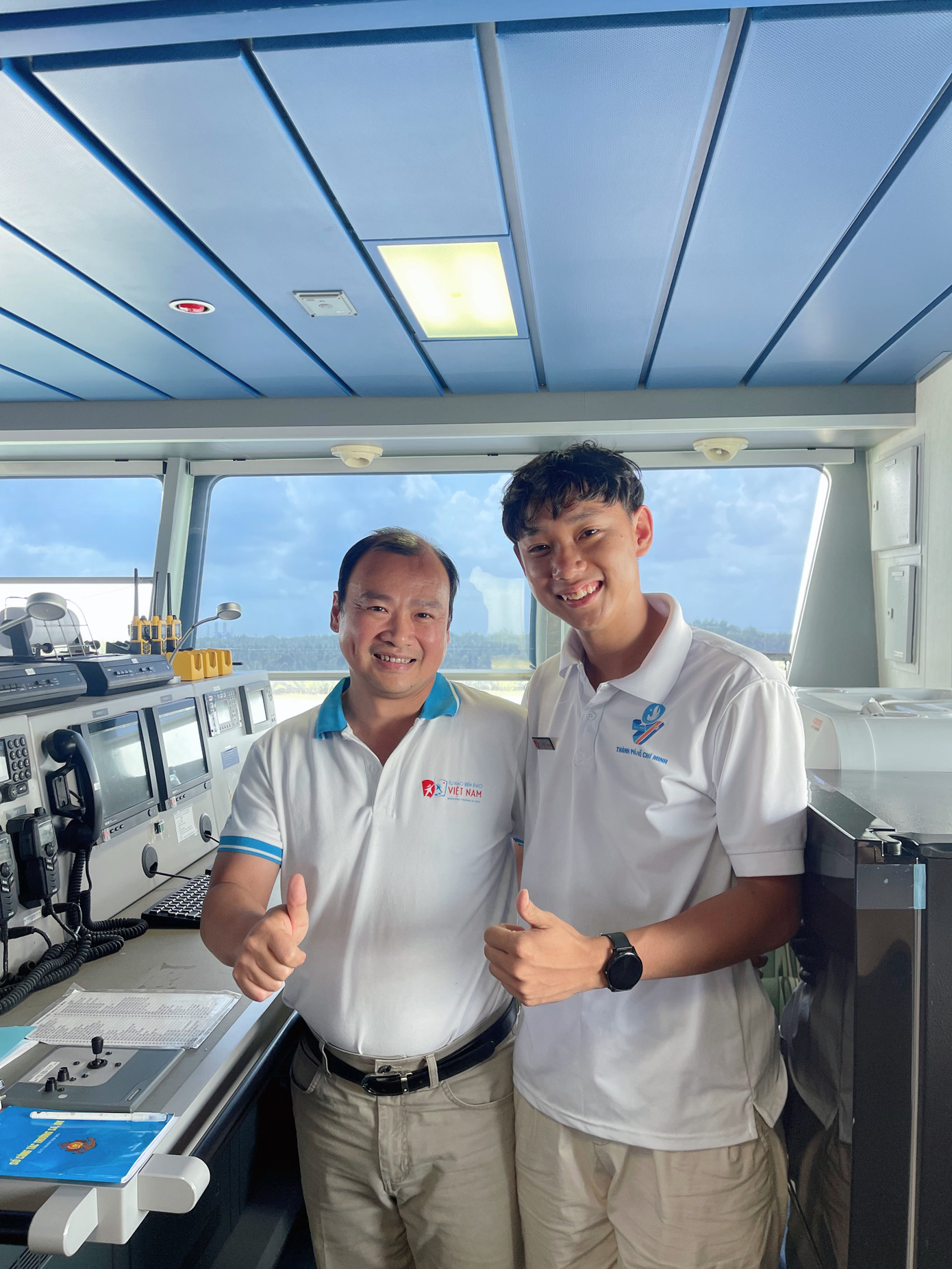 Hoàng Đa và đồng chí Lê Hải Bình - Ủy viên dự khuyết Ban Chấp hành Trung ương Đảng - Phó Trưởng Ban Tuyên giáo Trung ương.