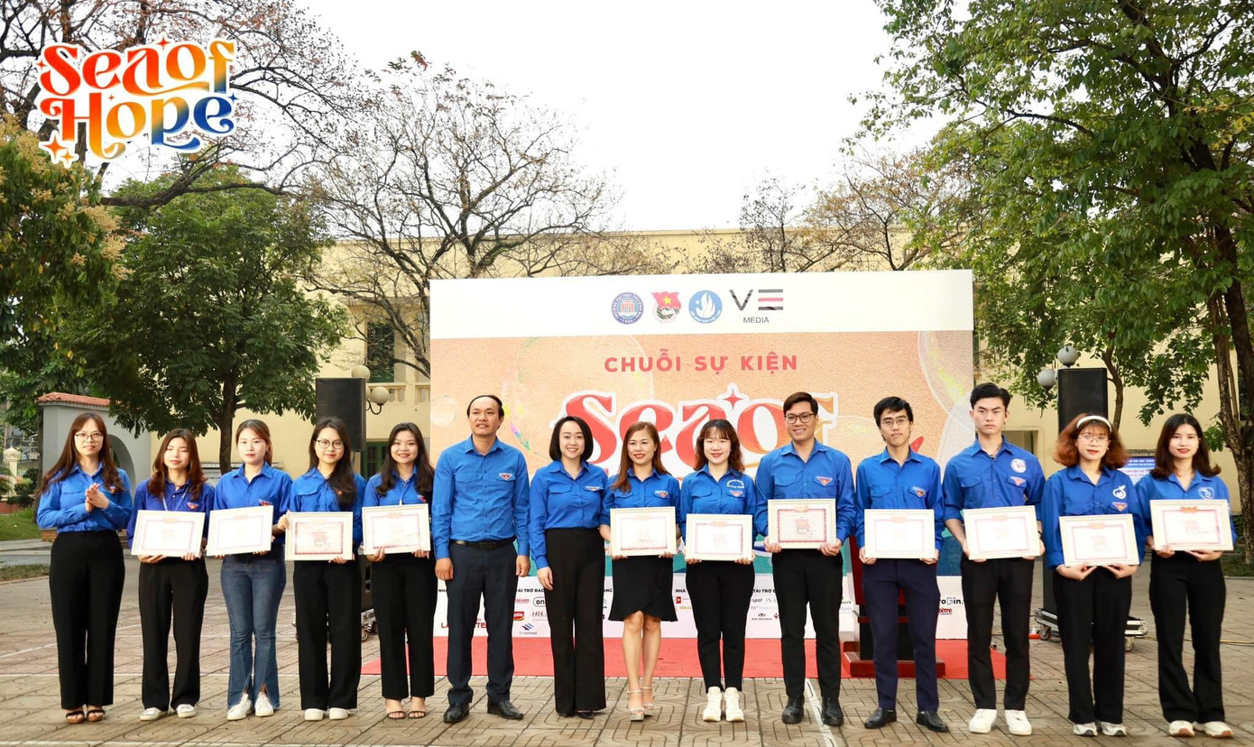 1 trong 13 đoàn viên nhận danh hiệu Cán bộ Đoàn tiêu biểu cấp Trường.