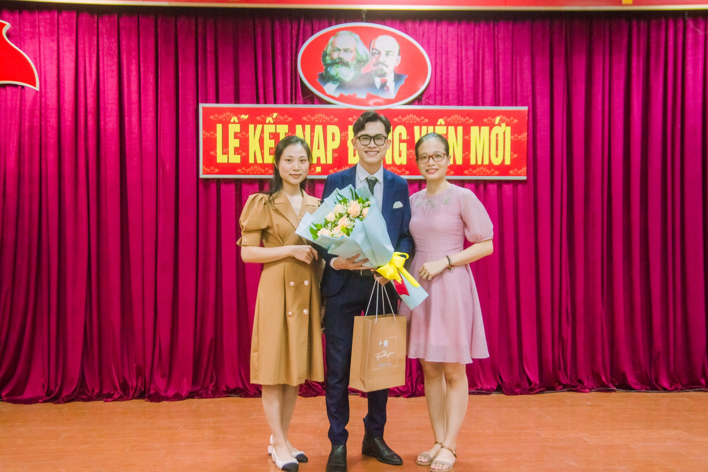 Xuân Duy cảm thấy vinh dự, tự hào khi được đứng trong hàng ngũ của Đảng. Xuân Duy cảm thấy vinh dự, tự hào khi được đứng trong hàng ngũ của Đảng.